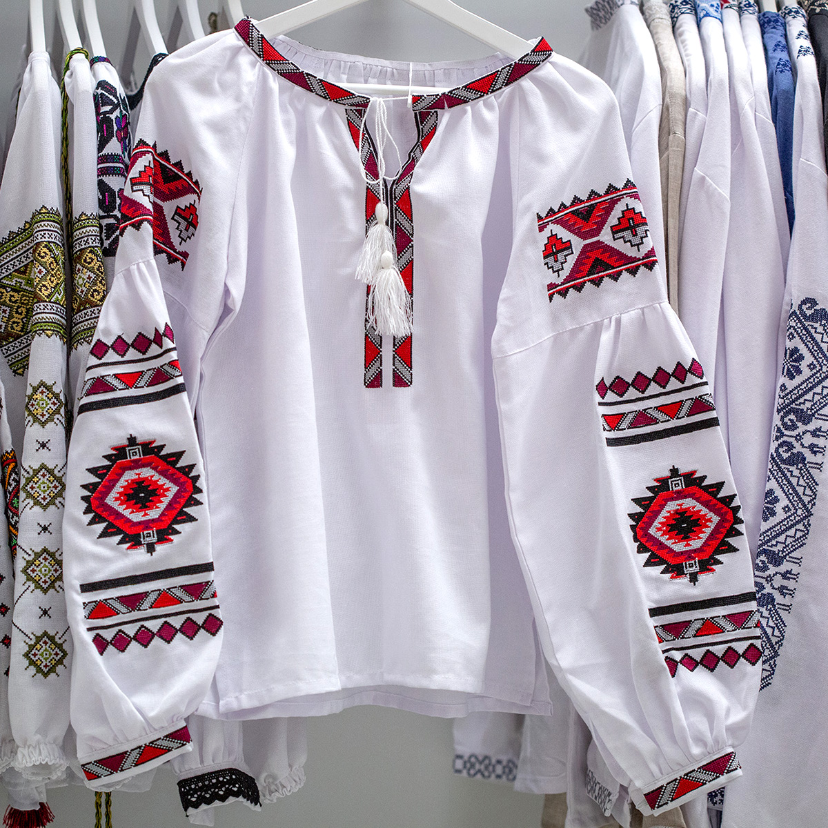 Naujiena! Siuvinėti marškinėliai iš Ukrainos 2-ame aukšte